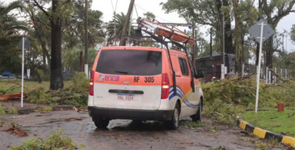 Reparaciones de UTE por el ciclón en Uruguay